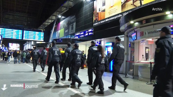 Polizisten laufen durch den Bahnhof. © Screenshot 