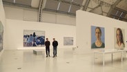 Zwei Menschen bei einer Ausstellung in den Deichtorhallen. © Screenshot 