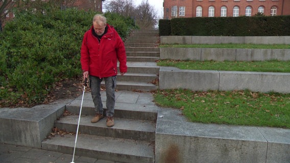 Ein sehbehinderter Mann geht eine Treppe runter. © Screenshot 