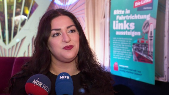 Cansu Özdemir im Interview bei einer Wahlkampfsveranstaltung der Partei die Linke. © Screenshot 