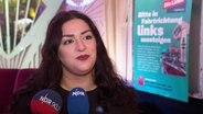 Cansu Özdemir im Interview bei einer Wahlkampfsveranstaltung der Partei die Linke. © Screenshot 