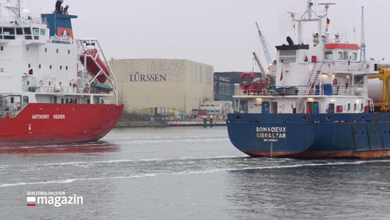 Zwei Schiffe fahren an der Lürssen-Werft vorbei. © Screenshot 