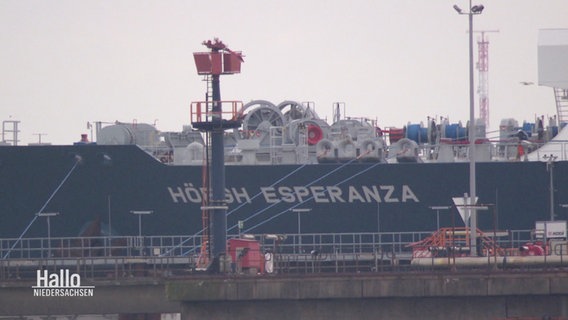 Ein größeres LNG-Schiff mit der Aufschrift "HÖEGH ESPERANZA" liegt an einer Kaimauer. © Screenshot 