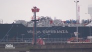 Ein größeres LNG-Schiff mit der Aufschrift "HÖEGH ESPERANZA" liegt an einer Kaimauer. © Screenshot 