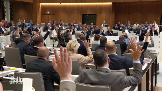 Bei einer Abstimmung im niedersächsischen Landtag heben viele Abgeordnete ihre Hand. © Screenshot 