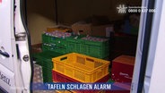 Blick in einen geöffneten Lieferwagen: Viele Kisten mit Lebensmitteln stapeln sich. © Screenshot 