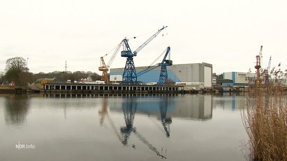 Blick aus der Ferne auf eine Werft mit mehreren Kränen © Screenshot 