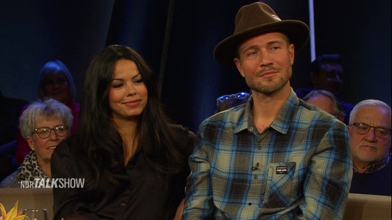 Sängerin Fernanda Brandão und Abenteurer Roman Weber zu Gast in der NDR Talk Show © Screenshot 