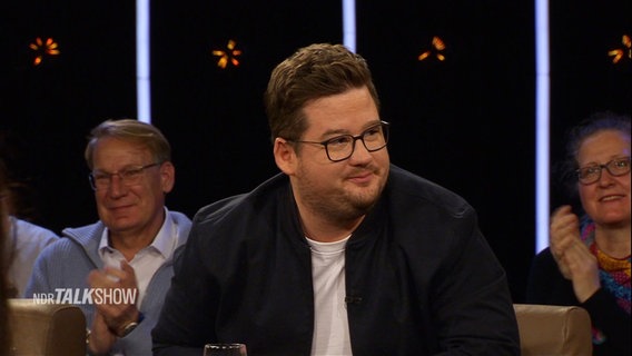 Comedian Chris Tall zu Gast in der NDR Talk Show © Screenshot 