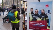 Einsatzkräfte der Feuerwehr in der Hamburger Innenstadt © Screenshot 