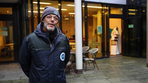 Gerardo Köpke vom Gartenzaun Café am Hamburger Hauptbahnhof. © Screenshot 