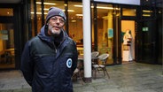 Gerardo Köpke vom Gartenzaun Café am Hamburger Hauptbahnhof. © Screenshot 