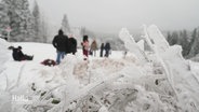 Im Vordergrund: ein vereister Strauch am Rand einer Rodelpiste im verschneiten Harz © Screenshot 