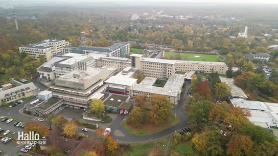 Blick aus der Vogelperspektive auf ein größeres Klinikum einer Kleinstadt © Screenshot 