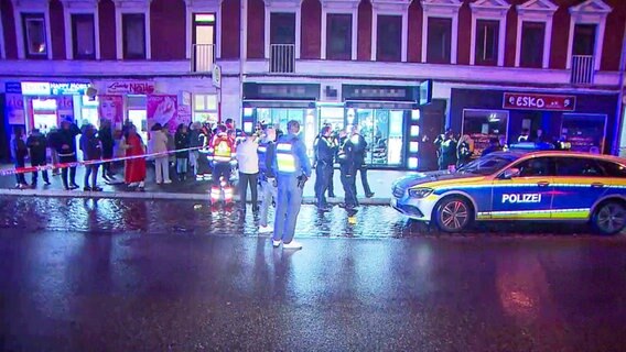 Einsatzkräfte der Polizei sichern nach einer Auseinandersetzung in einem Billstedter Friseursalon die Straße. © TVNewsKontor Foto: Screenshot