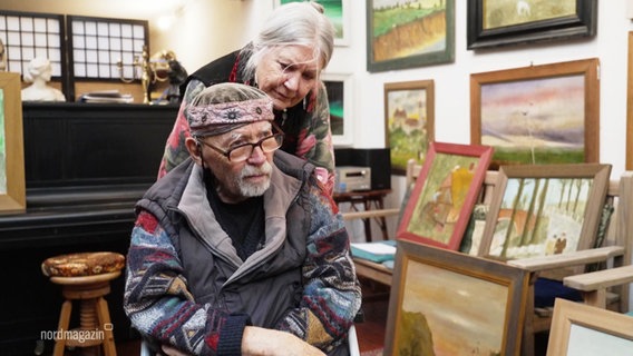 Johannes Helm mit seiner Frau Helga Schubert in seiner Galerie. © Screenshot 