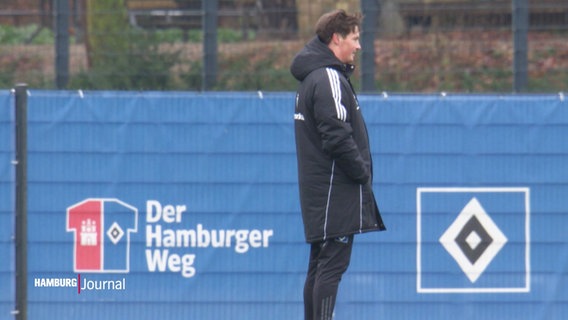 Trainer des HSV Merlin Polzin steht auf einem Fußballrasen. © Screenshot 