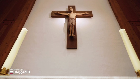 Jesus am Kreuz an einer Kirchenwand © Screenshot 