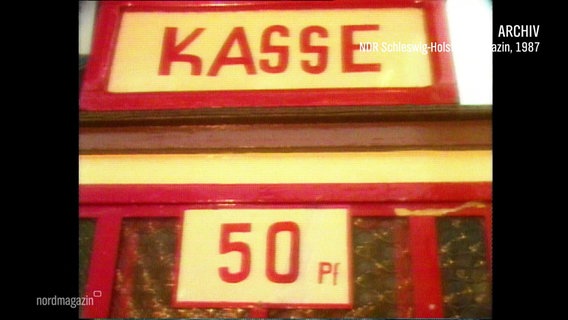 Kasse 50 Pfennig, heißt es auf zwei Schildern. © Screenshot 