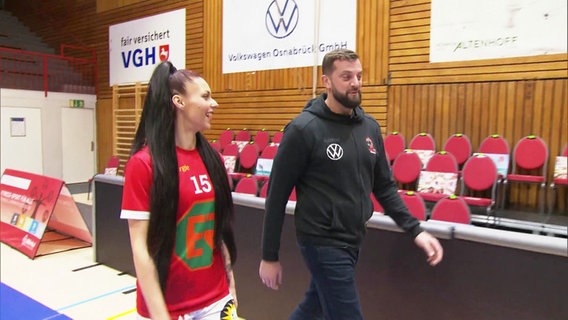 Milica Cuic von den Panthers Osnabrück und Ehemann und Trainer Sasa laufen durch die Halle. © Screenshot 