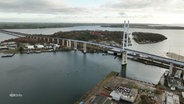 Eine große Brücke spannt sich über das Wasser - Ansicht eines Gebiets in Stralsund aus der Vogelperspektive. © Screenshot 