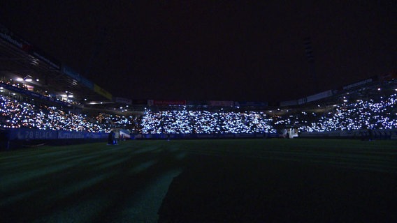 Im Ostseestadion in Rostock trafen sich die Menschen zum Weihnachtssingen. © Screenshot 