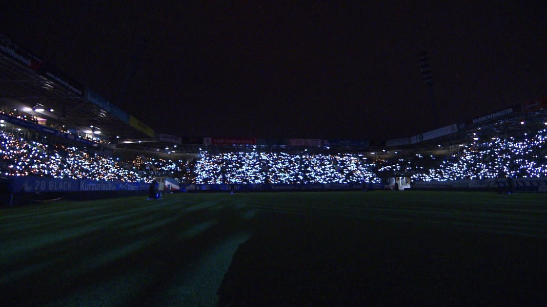 Chorgesänge und Lichtermeer: Weihnachtssingen im Ostseestadion