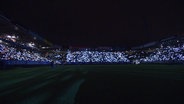 Im Ostseestadion in Rostock trafen sich die Menschen zum Weihnachtssingen. © Screenshot 