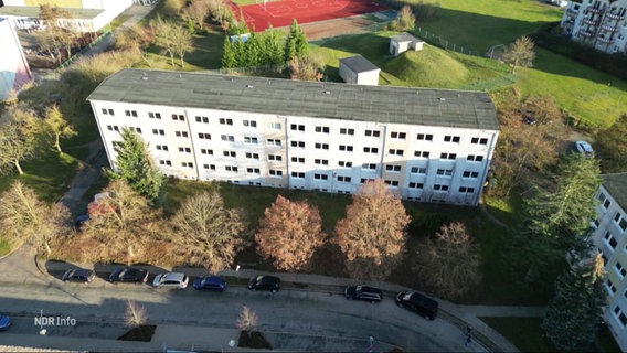 Vogelperspektive: Ein großes Plattenbau-Gebäude. © Screenshot 