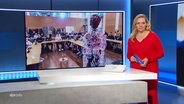 Juliane Möcklinghoff moderiert NDR Info um 17:00. © Screenshot 