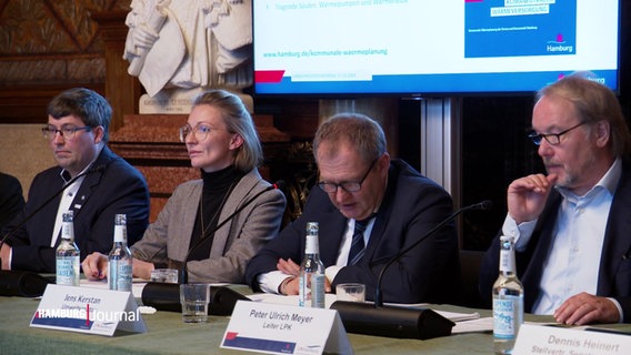 Vier Personen sitzen bei der Landespressekonferenz in Hamburg auf dem Podium © Screenshot 