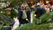 Menschen auf dem Hamburger Weihnachtsmarkt am Rathaus. © Screenshot 