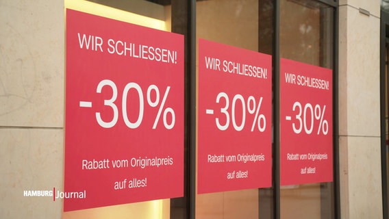 Schilder in einem Ladengeschäft mit der Aufschrift "Wir schließen! -30%". © Screenshot 