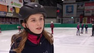 Die 11-jährige Vima in einer Eissporthalle. © Screenshot 