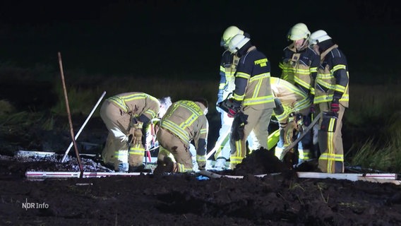 Einsatzkräfte der Freiwilligen Feuerwehr ziehen einen Mann aus dem Moor. © Screenshot 