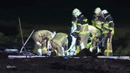 Einsatzkräfte der Freiwilligen Feuerwehr ziehen einen Mann aus dem Moor. © Screenshot 