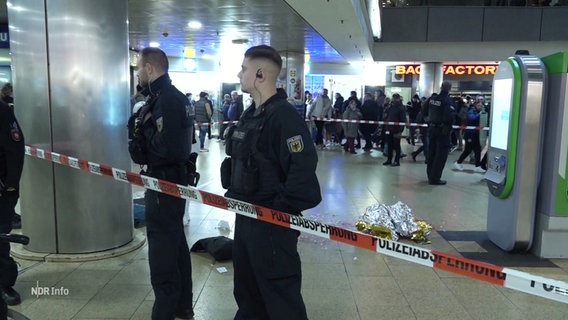 Zwei Polizisten an einer Absperrung am Hauptbahnhof Hannover. © Screenshot 