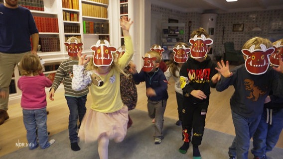 Kinder mit Masken aus Papier von der Kinderbuchfigur "Grüffelo". © Screenshot 