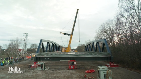 Blick auf eine Baustelle beim Bau einer Brücke © Screenshot 