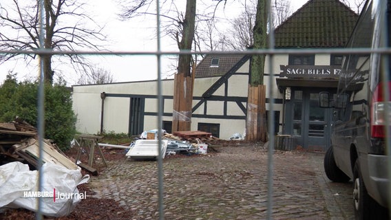 Hinter einem Bauzaun: Das ehemalige Restaurant "Sagebiels Fährhaus" in Blankenese. © Screenshot 