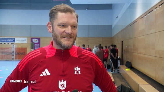 Johannes "Jogi" Bitter, Handballer beim HSV, in einer Sporthalle. © Screenshot 