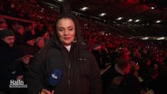 Nadja Babalola berichtet von der Tribüne beim Weihnachts-Stadionsingen. © Screenshot 