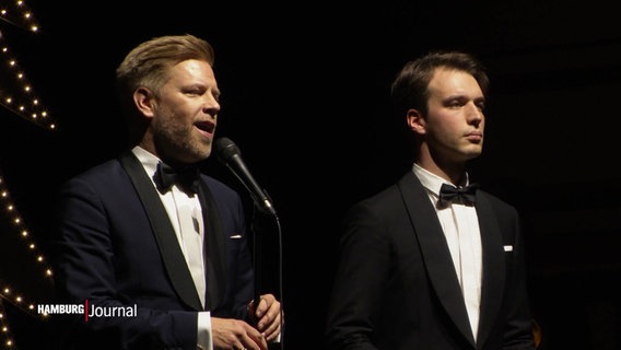 Sänger und Entertainer Tom Gaebel und ein weiterer Musiker in schwarzen Anzügen auf der Bühne. © Screenshot 