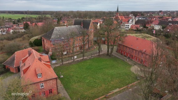 Blick aus der Vogelperspektive auf eine historischen Gebäudekomplex mit zentralem Hof. © Screenshot 