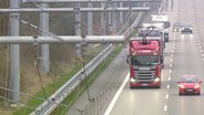 Ein Lkw beim Testbetrieb des E-Highways auf der A1. © Screenshot 