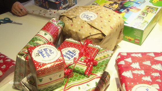 Weihnachtlich verpackte Geschenke. © Screenshot 