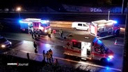 Rettungskräfte der Feuerwehr und Notärzte samt Fahrzeugen mit Blaulicht am Unfallort auf der Autobahn. © Screenshot 