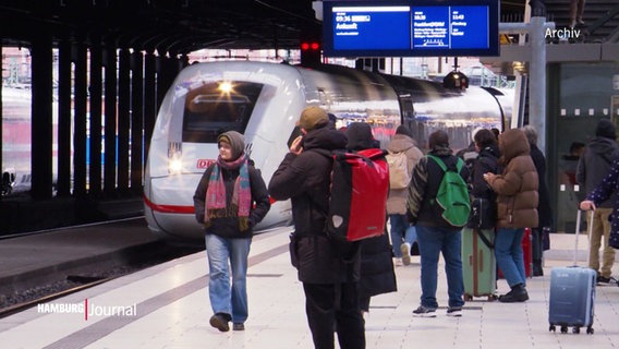 Bahnreisende auf einem Bahnsteig, ein ICE fährt ein. (Archivbild) © Screenshot 