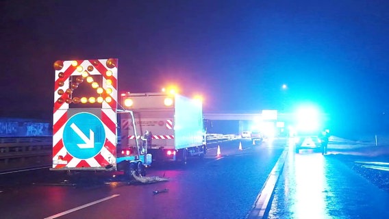 Mehrere Einsatzfahrzeuge halten an einer Unfallstelle auf der A1 in Hamburg. © Screenshot 