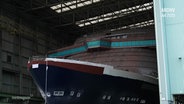 Ein großes Schiff in der Wismarer Werft. © Screenshot 